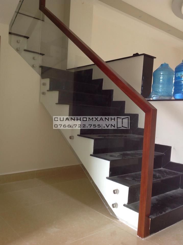 Cầu thang kính cường lực