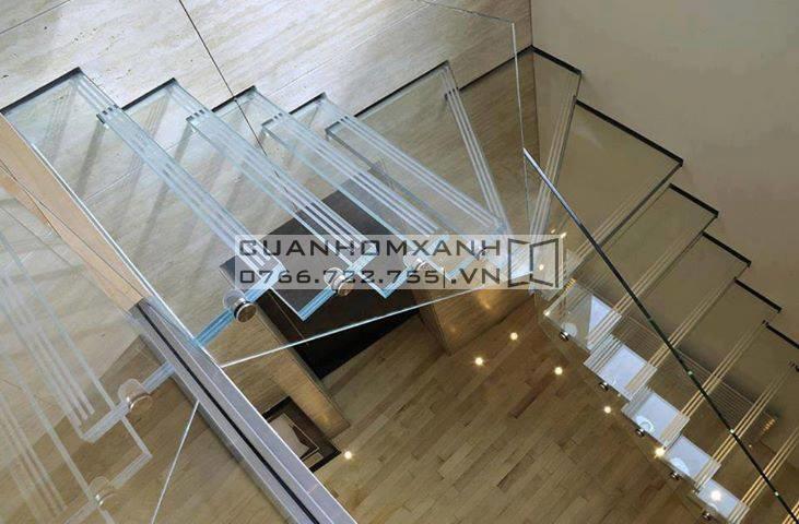 Cầu thang kính cường lực