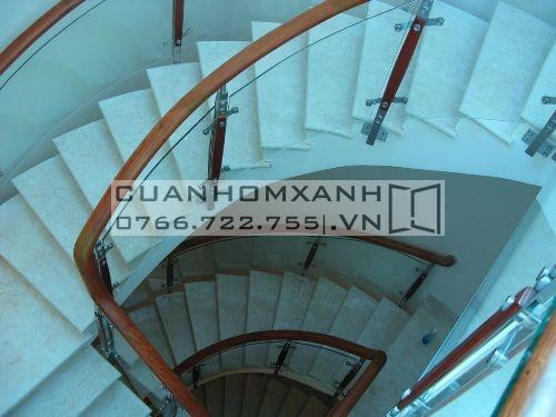 Cầu thang kính cường lực