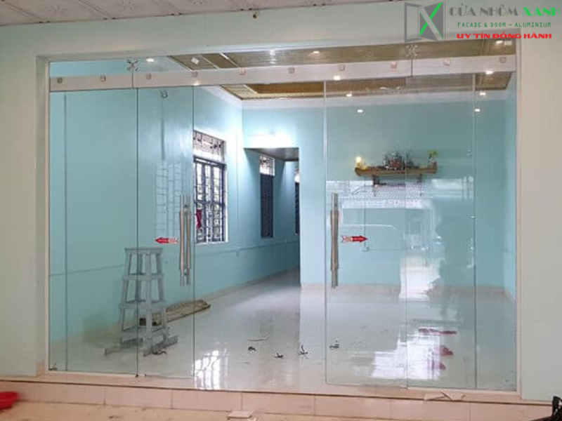 Cửa kính cường lực lùa treo