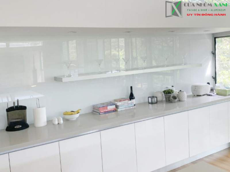 Kính sơn ốp bếp trang trí