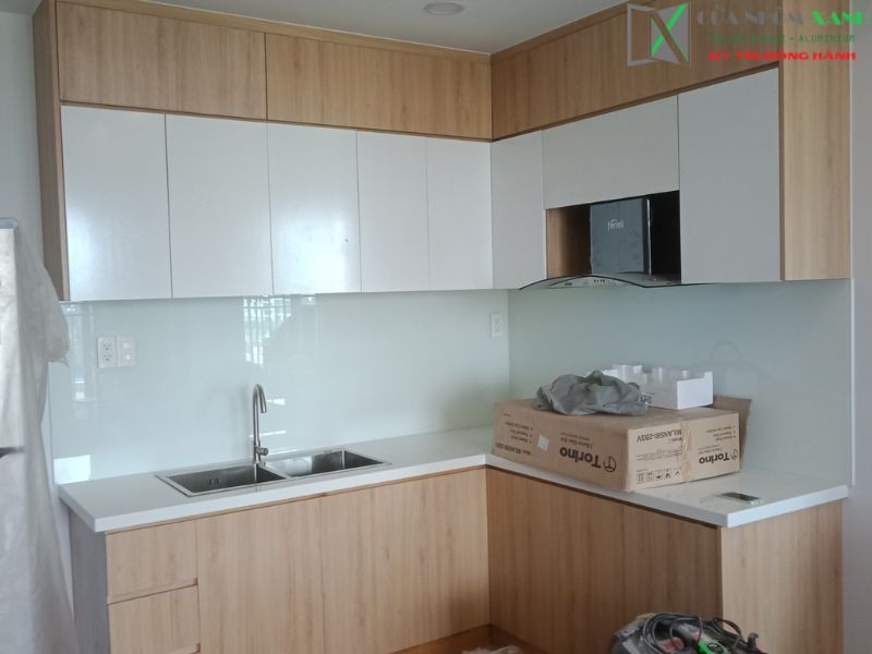Kính sơn ốp bếp trang trí