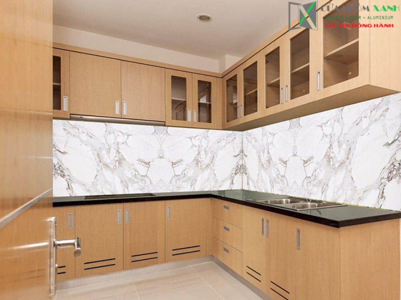 Kính sơn ốp bếp trang trí